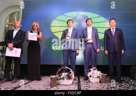 Baku, Azerbaïdjan. 05Th Oct, 2015. Président de la Fédération internationale des échecs Kirsan Ilyumzhinov, FOI (R), le grand-maître russe et Sergei Karjakin gagnant (L) et le grand-maître d'échecs russe Peter Svidler (centre). © Aziz Karimov/Pacific Press/Alamy Live News Banque D'Images