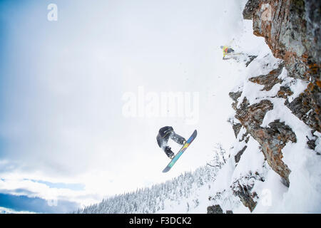 Portrait de deux hommes sautant d'une piste de ski Banque D'Images