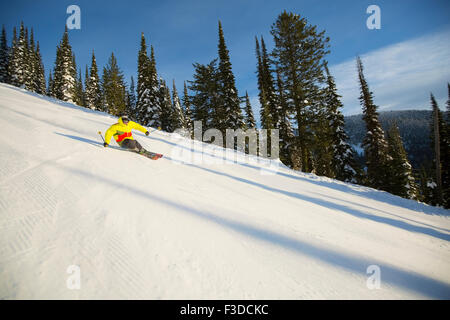 Low angle view of young man on ski slope Banque D'Images
