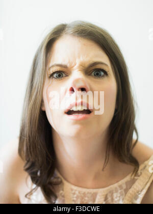 Woman making funny face sur verre Banque D'Images