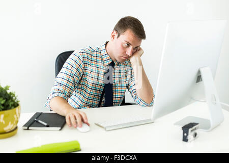 Young man working in office Banque D'Images