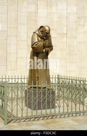 San Giovanni Rotondo, Italie - 08 septembre 2015 : la statue de Saint Padre Pio, près de la Basilique de Notre-Dame de Grâce. Banque D'Images