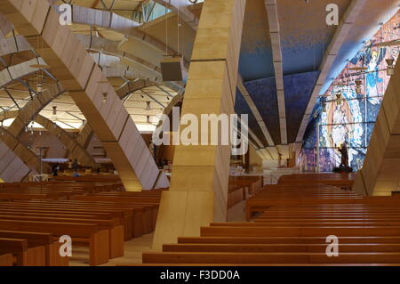 San Giovanni Rotondo, Italie - 08 septembre 2015 : Eglise du pèlerinage de Padre Pio. Arche Visible prend en charge les voûtes, les vitraux. Banque D'Images