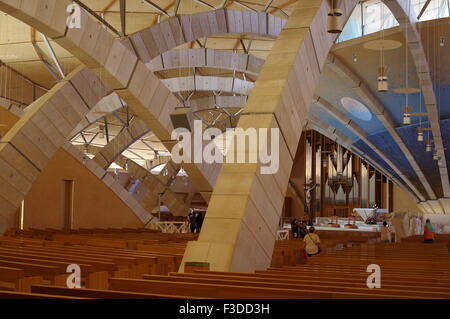 San Giovanni Rotondo, Italie - 08 septembre 2015 : l'intérieur Eglise du pèlerinage de Padre Pio. Arche Visible prend en charge des voûtes, orgue d'église Banque D'Images