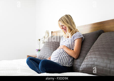 Portrait of pregnant woman touching belly Banque D'Images