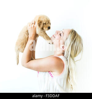 Studio shot of chiot Golden Retriever avec propriétaire Banque D'Images