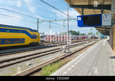 GRONINGEN, Pays-Bas - le 22 août 2015 : plate-forme du train à la gare centrale de Groningue. Cette station est le principal railwa Banque D'Images