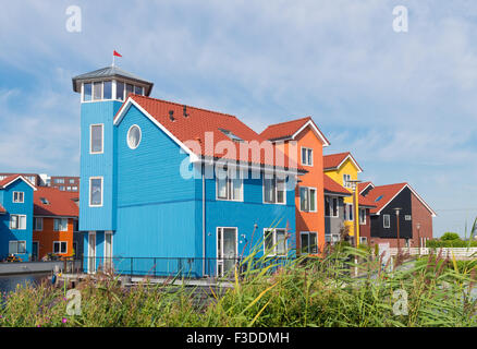 Maisons en bois coloré dans le Reitdiep Groningen aux Pays-Bas port Banque D'Images