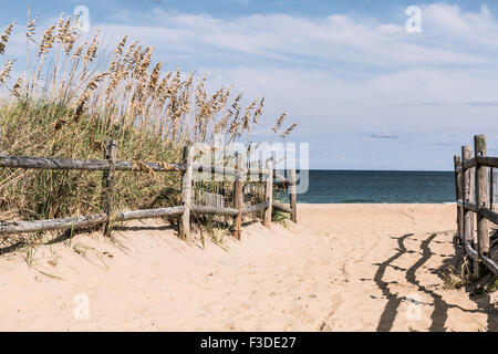 Chemin de plage avec clôture en bois à Sandbridge. Banque D'Images