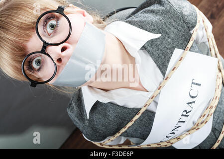 Peur businesswoman lié par les termes et conditions du contrat avec bouche d'arrêt enregistré. Femme Peur liée à devenir président de l'esclave. Busi Banque D'Images