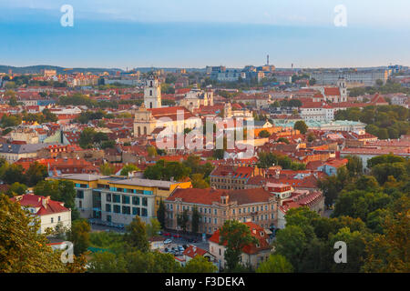 Vue aérienne au-dessus de la vieille ville de Vilnius, Lituanie. Banque D'Images