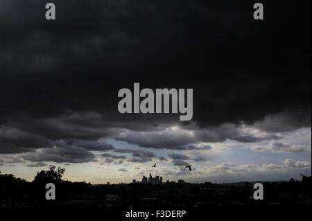 Los Angeles, Californie, USA. 5Th Oct, 2015. Les nuages se déplacent au-dessus du centre-ville de Los Angeles skyline le Lundi, Octobre 5, 2015. Un système de tempête déplaçant lentement hors de l'Heavy Rain en faisant Southland la vallée de San Gabriel, l'inondation des rues à Temple City. © Ringo Chiu/ZUMA/Alamy Fil Live News Banque D'Images