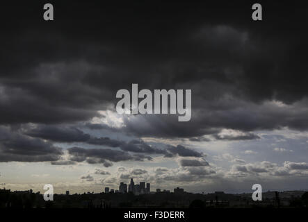 Los Angeles, Californie, USA. 5Th Oct, 2015. Les nuages se déplacent au-dessus du centre-ville de Los Angeles skyline le Lundi, Octobre 5, 2015. Un système de tempête déplaçant lentement hors de l'Heavy Rain en faisant Southland la vallée de San Gabriel, l'inondation des rues à Temple City. © Ringo Chiu/ZUMA/Alamy Fil Live News Banque D'Images