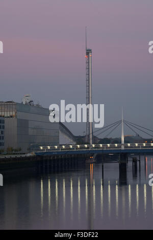 Tait tower,BBC studios et Bell's Bridge à la première lumière,Pacific Quay, Glasgow, Ecosse, Royaume-Uni, Banque D'Images
