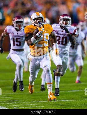 03 octobre, 2015 : Evan Berry # 29 de la Pennsylvania bénévoles renvoie l'ouverture pour le coup d'un touché lors de la NCAA Football match entre l'Université du Tennessee et l'Arkansas volontaires au Stade de Neyland Craftsman aspirateur avale à Knoxville, TN/CSM Gangloff Tim Banque D'Images