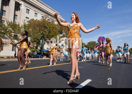 Les danseurs de samba au festival d'Amérique latine - Washington, DC USA Banque D'Images