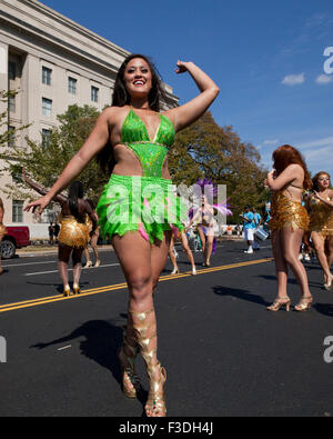 Les danseurs de samba au festival d'Amérique latine - Washington, DC USA Banque D'Images