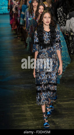 La ville de New York, USA - 16 septembre 2015 : Anna Cleveland marche la piste à la Anna Sui fashion show Banque D'Images