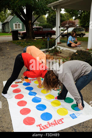 Ado et pré-ado filles jouer Twister Jeu de plancher. Banque D'Images