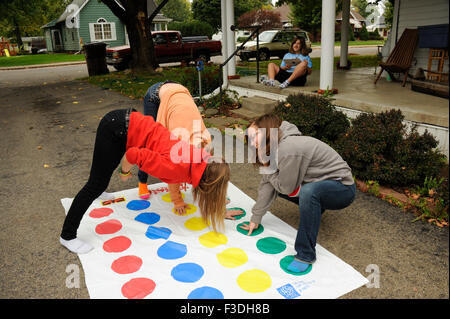 Ado et pré-ado filles jouer Twister Jeu de plancher. Banque D'Images