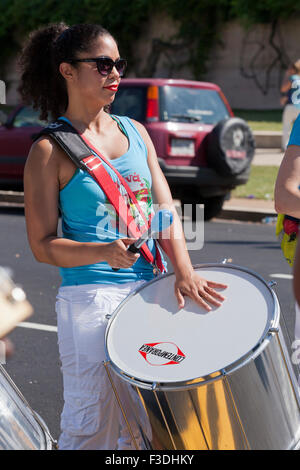 Bass femelle batteur dans marching band - USA Banque D'Images