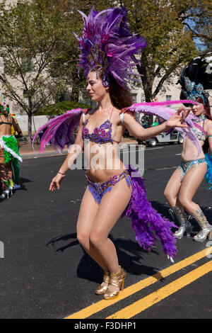 Les danseurs de samba au festival d'Amérique latine - Washington, DC USA Banque D'Images