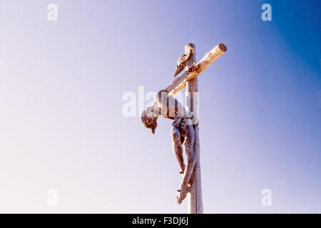 Bois sculpté une statue de la Crucifixion de Jésus Christ sur le dessus des dolomites alpes Banque D'Images