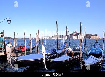 Gondoles sur le lagon avec Giorgio Maggoire Island à l'arrière, Venise, Vénétie, Italie, Europe. Banque D'Images