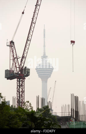 Kuala Lumpur, Malaisie. 6 octobre, 2015. Les travaux de construction se poursuit alors que la ville est vu enveloppé de brume dans Kuala Lumpur, Malaisie, le 6 octobre, 2015. Banque D'Images