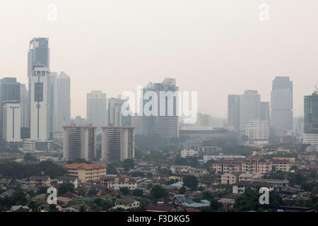 Kuala Lumpur, Malaisie. 6 octobre, 2015. La ville est vu enveloppé de brume dans Kuala Lumpur, Malaisie, le 6 octobre, 2015. Banque D'Images