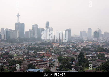 Kuala Lumpur, Malaisie. 6 octobre, 2015. Les Tours Petronas et les toits de la ville sont vus enveloppés de brume dans Kuala Lumpur, Malaisie, le 6 octobre, 2015. Banque D'Images