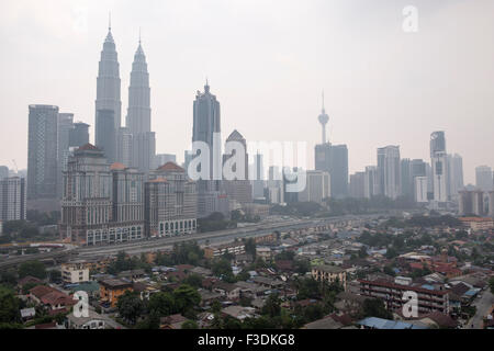 Kuala Lumpur, Malaisie. 6 octobre, 2015. Les Tours Petronas et les toits de la ville sont vus enveloppés de brume dans Kuala Lumpur, Malaisie, le 6 octobre, 2015. Banque D'Images