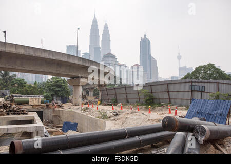 Kuala Lumpur, Malaisie. 6 octobre, 2015. Les Tours Petronas sont vus enveloppés de brume dans Kuala Lumpur, Malaisie, le 6 octobre, 2015. Banque D'Images