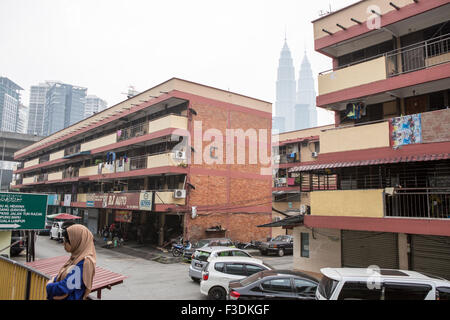 Kuala Lumpur, Malaisie. 6 octobre, 2015. Les Tours Petronas sont vus enveloppés de brume dans Kuala Lumpur, Malaisie, le 6 octobre, 2015. Banque D'Images