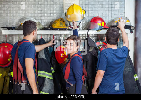 Les pompiers se préparer dans fire station Banque D'Images