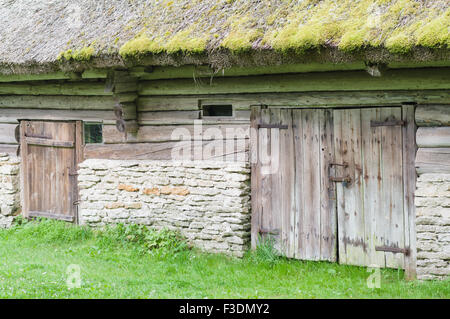 Ancienne grange de chaume et deux portes Banque D'Images