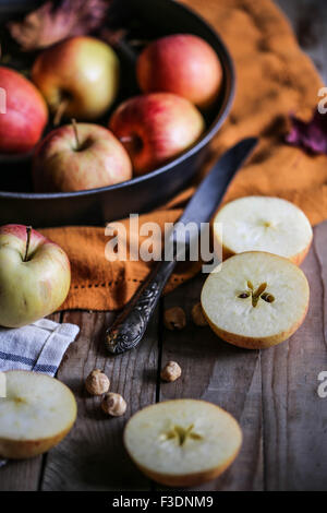 Pommes sur une table en bois. Banque D'Images