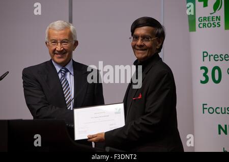 Genève, Suisse. 5 octobre, 2015. La Croix verte internationale, Genève, Suisse, Conférence internationale pour l'économie verte et inclusive, 2015, Mohan Munasinghe, ancien Vice-Président du GIEC, le Sri Lanka, de recevoir un prix pour la reconnaissance de Alexander Likhotal, Président de Green Cross International, Crédit : Ania Freindorf/Alamy Live News Banque D'Images