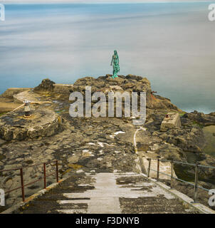 Statue de Selkie ou le sceau de l'épouse dans le village d'Mikladalur sur Kalsoy, îles Féroé. Selkies sont des créatures mythologiques trouvés dans Banque D'Images