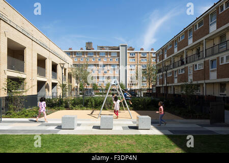 Voir l'aire de jeu sur des offres et des friches industrielles. Offres et demandes de friches industrielles, Londres, Royaume-Uni. Architecte : PRP Architectes, 2015. Banque D'Images