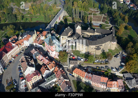 VUE AÉRIENNE.Château de Loket couronnant le village médiéval au sommet d'une colline du même nom.Bohême, République tchèque. Banque D'Images