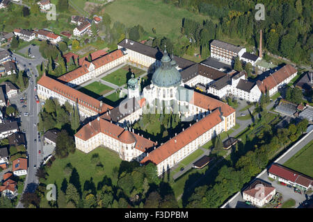 VUE AÉRIENNE.Abbaye bénédictine d'Ettal dans le village du même nom.Bavière, Allemagne. Banque D'Images