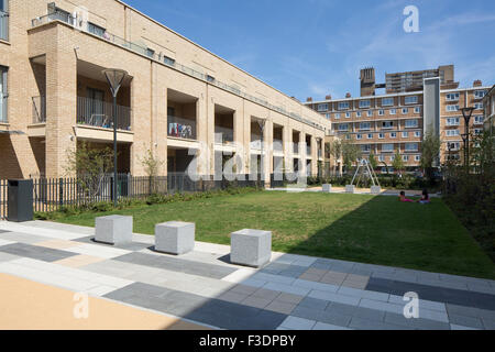 Voir l'aire de jeu et de nouveaux logements sur le domaine. Offres et demandes de friches industrielles, Londres, Royaume-Uni. Architecte : PRP Architectes, 20 Banque D'Images