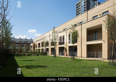 Voir l'aire de jeu et de nouveaux logements sur le domaine. Offres et demandes de friches industrielles, Londres, Royaume-Uni. Architecte : PRP Architectes, 20 Banque D'Images