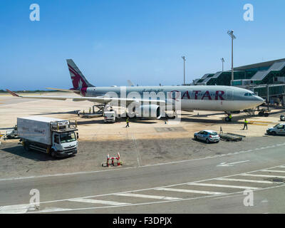 Le Qatar avion à l'aérogare, l'aéroport de Barcelone, Espagne Banque D'Images