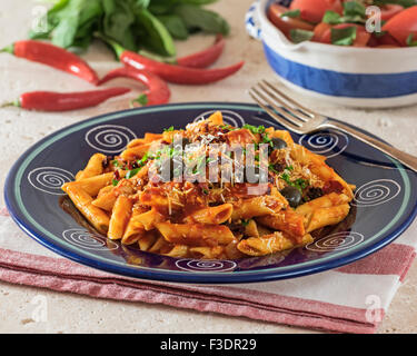 Penne all'Arrabbiata. Les pâtes en sauce tomate épicée. L'alimentation de l'Italie Banque D'Images