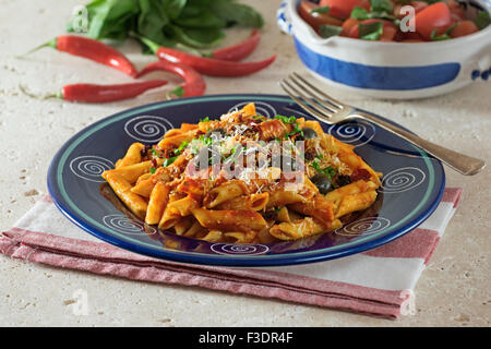 Penne all'Arrabbiata. Les pâtes en sauce tomate épicée. L'alimentation de l'Italie Banque D'Images