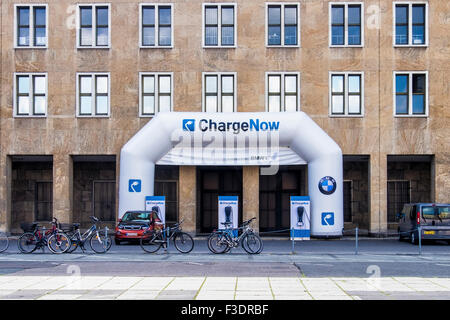 L'aéroport de Berlin Tempelhof Flughafen, bâtiments et BMW - ChargeNow point de recharge pour voitures électriques Banque D'Images