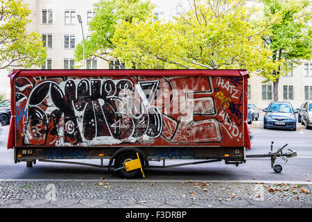 Collier sur roue remorque couverte de graffiti dans la rue Berlin Banque D'Images