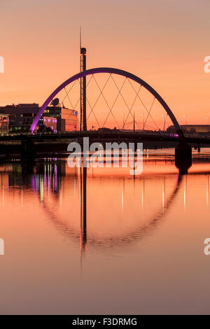 Le Clyde Arc reflète dans la rivière Clyde au coucher du soleil, Glasgow, Écosse, Royaume-Uni Banque D'Images